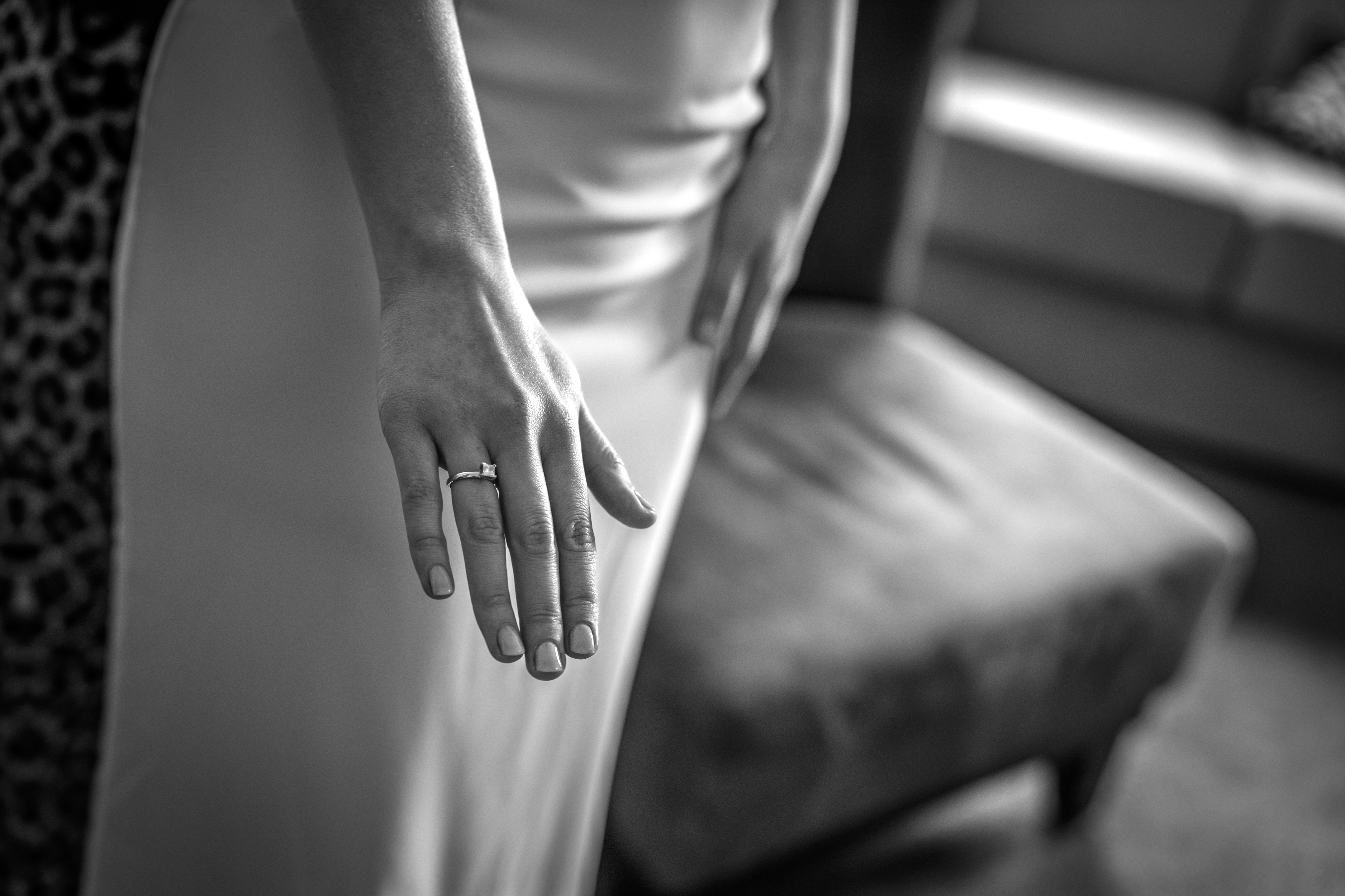 Forlovelsesring i sort-hvitt